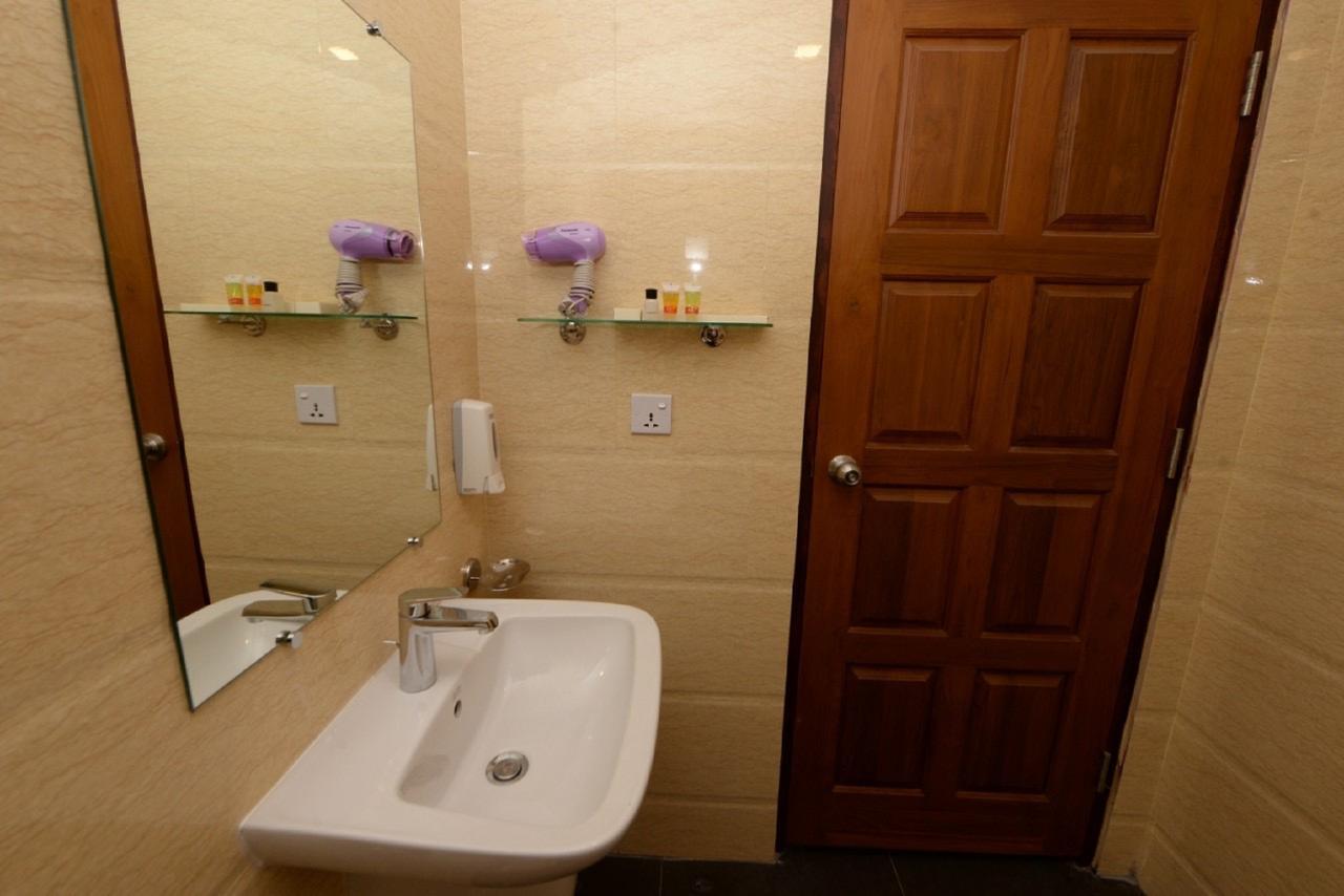 มิน นันดาร์ การ์เดน โฮเต็ล Hotel Thanlyin ภายนอก รูปภาพ
