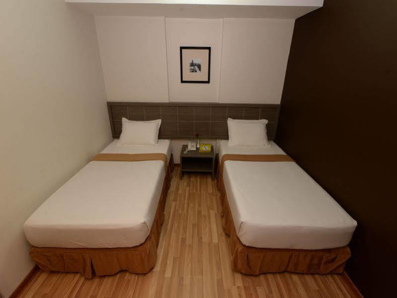 มิน นันดาร์ การ์เดน โฮเต็ล Hotel Thanlyin ภายนอก รูปภาพ